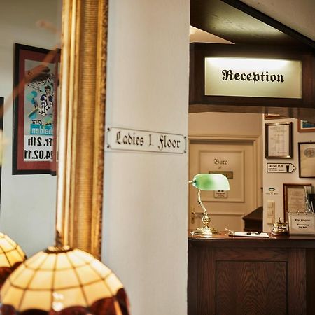 Hajo'S Germania Lodge & Irish Pub 로데스하임암라인 외부 사진