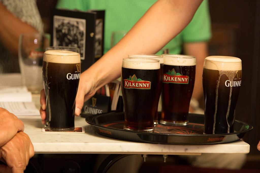 Hajo'S Germania Lodge & Irish Pub 로데스하임암라인 외부 사진