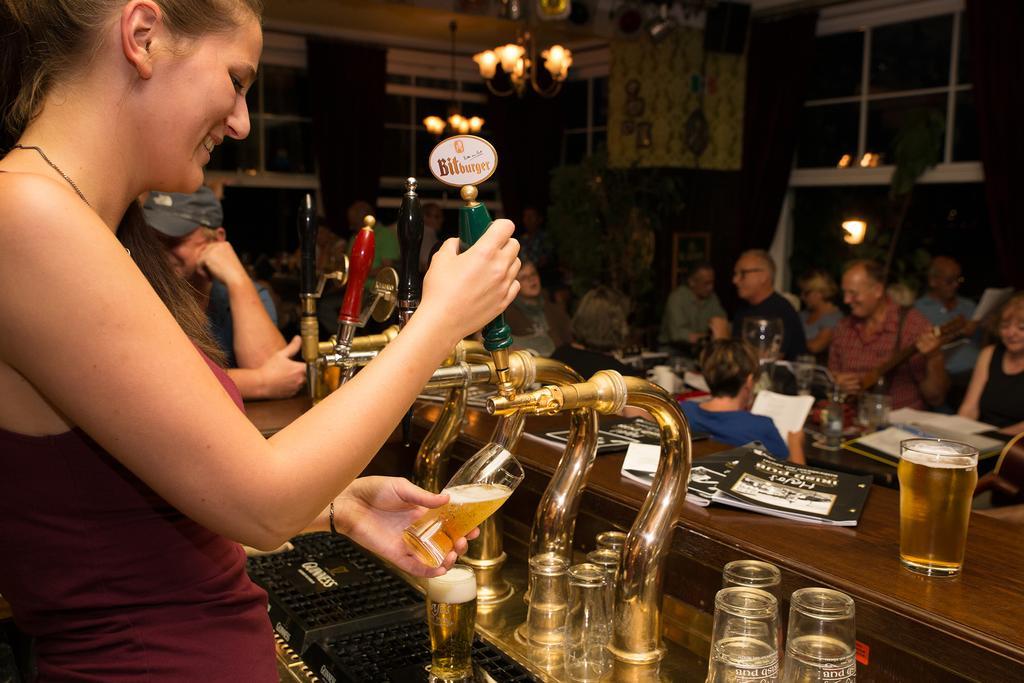 Hajo'S Germania Lodge & Irish Pub 로데스하임암라인 외부 사진