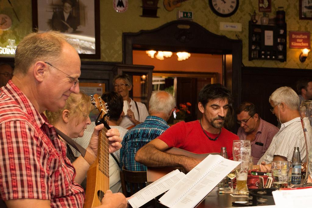 Hajo'S Germania Lodge & Irish Pub 로데스하임암라인 외부 사진