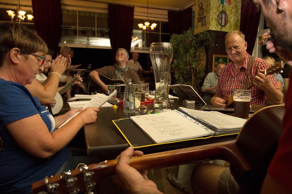 Hajo'S Germania Lodge & Irish Pub 로데스하임암라인 외부 사진