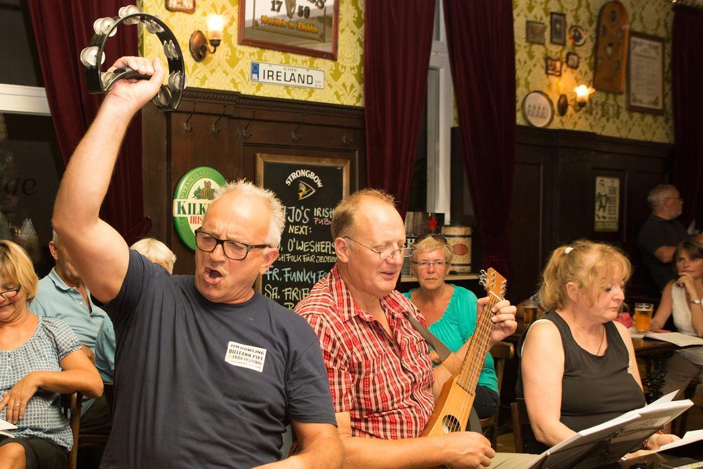 Hajo'S Germania Lodge & Irish Pub 로데스하임암라인 외부 사진