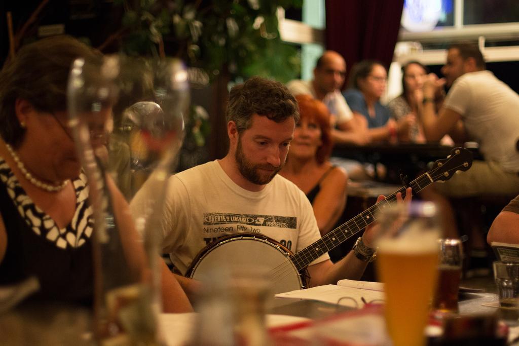 Hajo'S Germania Lodge & Irish Pub 로데스하임암라인 외부 사진