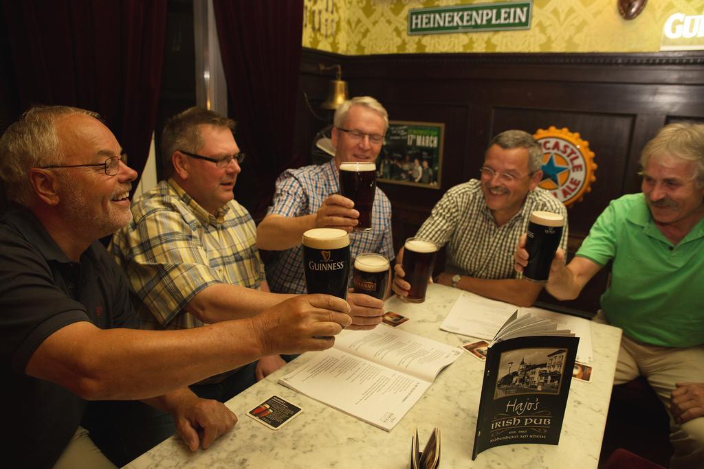 Hajo'S Germania Lodge & Irish Pub 로데스하임암라인 외부 사진
