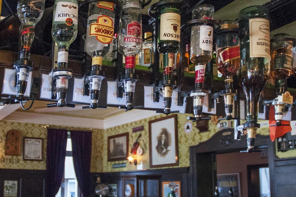 Hajo'S Germania Lodge & Irish Pub 로데스하임암라인 외부 사진