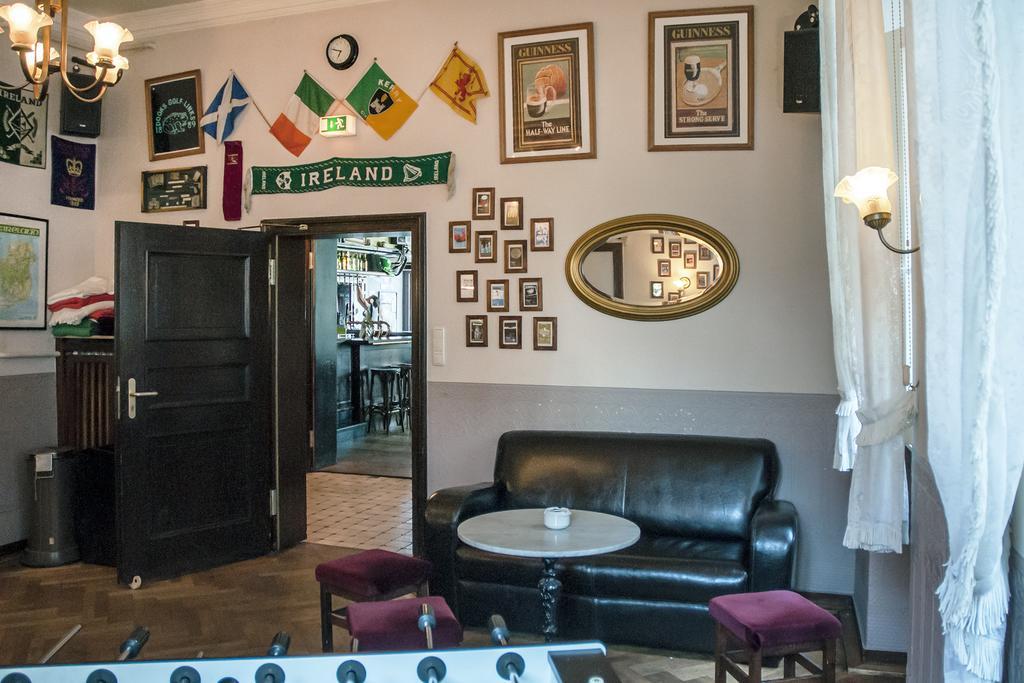 Hajo'S Germania Lodge & Irish Pub 로데스하임암라인 외부 사진