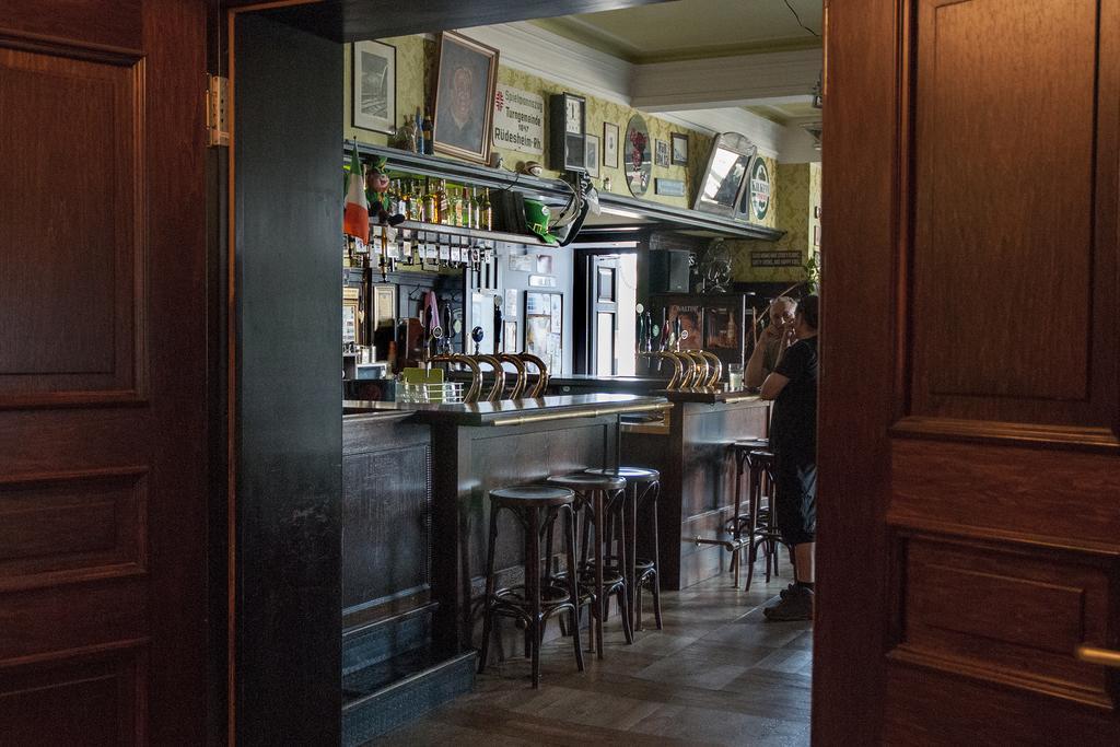 Hajo'S Germania Lodge & Irish Pub 로데스하임암라인 외부 사진
